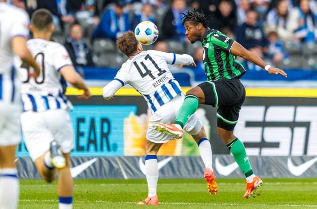 Berlin, 26.04.2024, Fussball, 2.Bundesliga, 31. Spieltag, Hertha BSC - Hannover 96, Olympiastadion. Berlins Pascal Klemens (l) kaempft gegen Bright Arrey-Mbi von Hannover 96 um den Ball. DFL regulations and DFB regulations prohibit any use of photographs as image sequences and or quasi-video, Foto: Andreas Gora Hertha BSC - Hannover 96