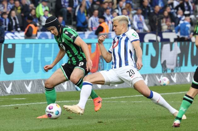 DEU, DFL, 2. FBL, Hertha BSC vs. Hannover 96, 26.04.2024, Berliner Olympiastadion, Berlin, DEU, DFL, 2. FBL, Hertha BSC vs. Hannover 96, im Bild Marc-Oliver Kempf (Hertha BSC Berlin 20), Nicolo Tresoldi (Hannover 96 9) DFL - regulations prohibit any use of Photographs as image sequences and or quasi-video Foto: Juergen Engler nordphoto GmbH