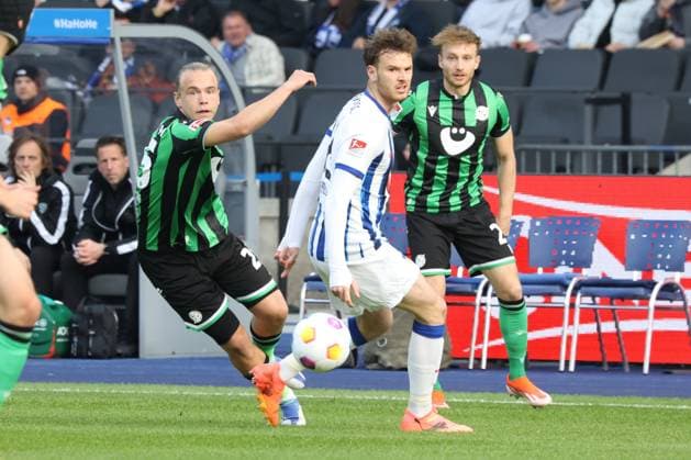 DEU, DFL, 2. FBL, Hertha BSC vs. Hannover 96, 26.04.2024, Berliner Olympiastadion, Berlin, DEU, DFL, 2. FBL, Hertha BSC vs. Hannover 96, im Bild Pascal Klemens (Hertha BSC Berlin 41), Lars Gindorf (Hannover 96 25) DFL - regulations prohibit any use of Photographs as image sequences and or quasi-video Foto: Juergen Engler nordphoto GmbH