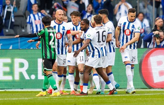 Berlin, 26.04.2024, Fussball, 2.Bundesliga, 31. Spieltag, Hertha BSC - Hannover 96, Olympiastadion. Berlins Marc Oliver Kempf (M) jubelt mit Teamkollegen nach seinem Treffer zum 1:0. DFL regulations and DFB regulations prohibit any use of photographs as image sequences and or quasi-video, Foto: Andreas Gora Hertha BSC - Hannover 96