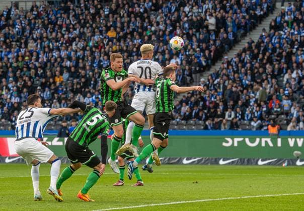 Fussball, Herren, Saison 2023 2024, 2. Bundesliga (31. Spieltag), Hertha BSC - Hannover 96, Marc Oliver Kempf (Hertha BSC) erzielt das Tor zum 1:0 gegen Phil Neumann (Hannover 96), Marcel Halstenberg (Hannover 96) und Fabian Kunze (Hannover 96), 26.04. 2024,