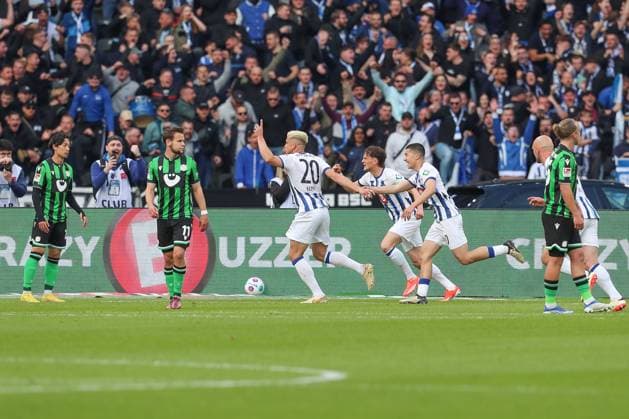 26.04.2024, xtgx, Fussball - 2.Bundesliga, Hertha BSC Berlin - Hannover 96 emspor, v.l. Jubel nach dem 1:0 durch Marc Oliver Kempf (Hertha, 20) (DFL DFB REGULATIONS PROHIBIT ANY USE OF PHOTOGRAPHS as IMAGE SEQUENCES and or QUASI-VIDEO) Berlin