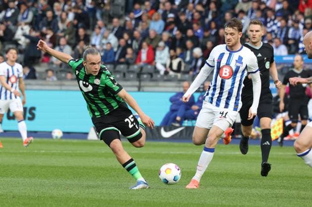 DEU, DFL, 2. FBL, Hertha BSC vs. Hannover 96, 26.04.2024, Berliner Olympiastadion, Berlin, DEU, DFL, 2. FBL, Hertha BSC vs. Hannover 96, im Bild Pascal Klemens (Hertha BSC Berlin 41), Lars Gindorf (Hannover 96 25) DFL - regulations prohibit any use of Photographs as image sequences and or quasi-video Foto: Juergen Engler nordphoto GmbH