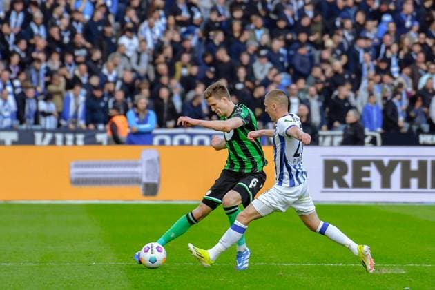 Fussball 2. Bundesliga, Hertha BSC - Hannover 96 26.04.2024,xdanx,Fussball 2. Bundesliga, Hertha BSC - Hannover 96, v.l. Fabian Kunze (Hannover 96 6),Palko Dardai (Hertha BSC 27),Zweikampf, Duell, Kampf, tackle (DFL DFB REGULATIONS PROHIBIT ANY USE OF PHOTOGRAPHS as IMAGE SEQUENCES and or QUASI-VIDEO) Foto: Daniel Lakomski Berlin Olympiastadion Berlin Berlin Deutschland (DE)
