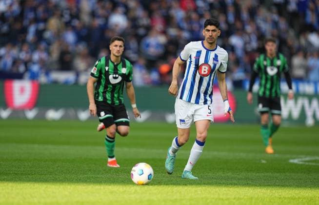 Andreas Bouchalakis (Hertha Berlin) kontrolliert den ball, 2. Bundesliga, Hertha BSC vs Hannover 96, Olympic Stadium am 26. April 2024 in Berlin, Deutschland. (Foto von Ulrik Pedersen DeFodi Images) Andreas Bouchalakis (Hertha Berlin) controls the ball, 2. Bundesliga, Hertha BSC vs Hannover 96, Olympic Stadium on April 26, 2024 in Berlin, Germany. (Photo by Ulrik Pedersen DeFodi Images) DFB DFL REGULATIONS PROHIBIT ANY USE OF PHOTOGRAPHS AS IMAGE SEQUENCES AND OR QUASI-VIDEO. Defodi-659_183021+01000939