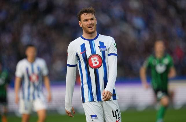 Pascal Klemens (Hertha Berlin) kontrolliert den ball, 2. Bundesliga, Hertha BSC vs Hannover 96, Olympic Stadium am 26. April 2024 in Berlin, Deutschland. (Foto von Ulrik Pedersen DeFodi Images) Pascal Klemens (Hertha Berlin) controls the ball, 2. Bundesliga, Hertha BSC vs Hannover 96, Olympic Stadium on April 26, 2024 in Berlin, Germany. (Photo by Ulrik Pedersen DeFodi Images) DFB DFL REGULATIONS PROHIBIT ANY USE OF PHOTOGRAPHS AS IMAGE SEQUENCES AND OR QUASI-VIDEO. Defodi-659_183239+01000501