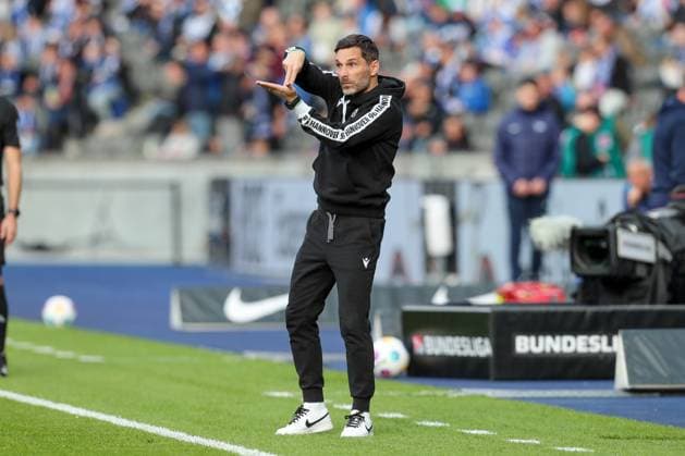 26.04.2024, xtgx, Fussball - 2.Bundesliga, Hertha BSC Berlin - Hannover 96 emspor, v.l. Stefan Leitl (Hannover, Trainer) gibt Anweisungen, gestikuliert mit den Armen, gesticulate, gives instructions (DFL DFB REGULATIONS PROHIBIT ANY USE OF PHOTOGRAPHS as IMAGE SEQUENCES and or QUASI-VIDEO) Berlin