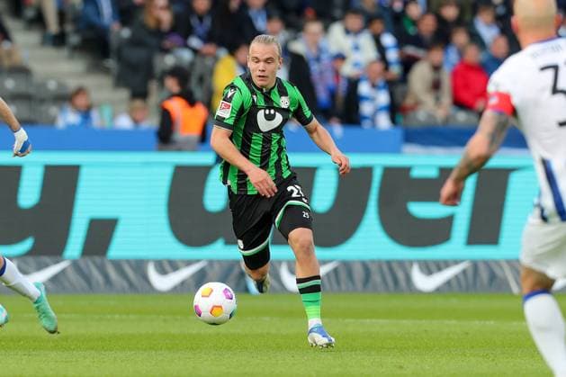 26.04.2024, xtgx, Fussball - 2.Bundesliga, Hertha BSC Berlin - Hannover 96 emspor, v.l. Lars Timo Gindorf (Hannover, 25) am Ball, plays the ball (DFL DFB REGULATIONS PROHIBIT ANY USE OF PHOTOGRAPHS as IMAGE SEQUENCES and or QUASI-VIDEO) Berlin