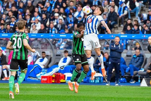 Fussball 2. Bundesliga, Hertha BSC - Hannover 96 26.04.2024,xdanx,Fussball 2. Bundesliga, Hertha BSC - Hannover 96, v.l. Bright Arrey-Mbi (Hannover 96 4),Fabian Reese (Hertha BSC 11),Zweikampf, Duell, Kampf, tackle (DFL DFB REGULATIONS PROHIBIT ANY USE OF PHOTOGRAPHS as IMAGE SEQUENCES and or QUASI-VIDEO) Foto: Daniel Lakomski Berlin Olympiastadion Berlin Berlin Deutschland (DE)