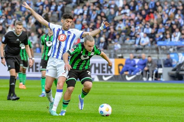 Fussball 2. Bundesliga, Hertha BSC - Hannover 96 26.04.2024,xdanx,Fussball 2. Bundesliga, Hertha BSC - Hannover 96, v.l. Andreas Bouchalakis (Hertha BSC 5),Lars Gindorf (Hannover 96 25),Zweikampf, Duell, Kampf, tackle (DFL DFB REGULATIONS PROHIBIT ANY USE OF PHOTOGRAPHS as IMAGE SEQUENCES and or QUASI-VIDEO) Foto: Daniel Lakomski Berlin Olympiastadion Berlin Berlin Deutschland (DE)