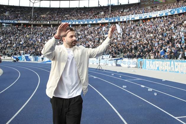 26.04.2024, xtgx, Fussball - 2.Bundesliga, Hertha BSC Berlin - Hannover 96 emspor, v.l. Marvin Plattenhardt wird vor dem Spiel verabschiedet, Verabschiedung (DFL DFB REGULATIONS PROHIBIT ANY USE OF PHOTOGRAPHS as IMAGE SEQUENCES and or QUASI-VIDEO) Berlin