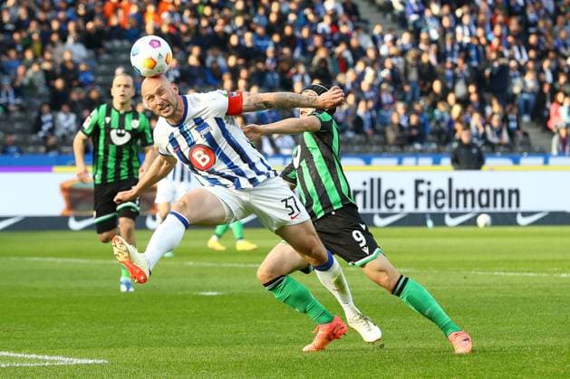 Sport Bilder des Tages 26.04.2024, xtgx, Fussball - 2.Bundesliga, Hertha BSC Berlin - Hannover 96 emspor, v.l. Toni Leistner (Hertha, 37), Nicolo Tresoldi (Hannover, 9) Zweikampf, Duell, Kampf, tackle (DFL DFB REGULATIONS PROHIBIT ANY USE OF PHOTOGRAPHS as IMAGE SEQUENCES and or QUASI-VIDEO) Berlin