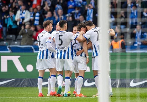 Fussball, Herren, Saison 2023 2024, 2. Bundesliga (31. Spieltag), Hertha BSC - Hannover 96, v.l. Pascal Klemens (Hertha BSC), Toni Leistner (Hertha BSC), Andreas Bouchalakis (Hertha BSC), Palko Dardai (Hertha BSC), Fabian Reese (Hertha BSC), Haris Tabakovic (Hertha BSC), Marc Oliver Kempf (Hertha BSC), Jubel nach Tor zum 1:0, 26.04. 2024,
