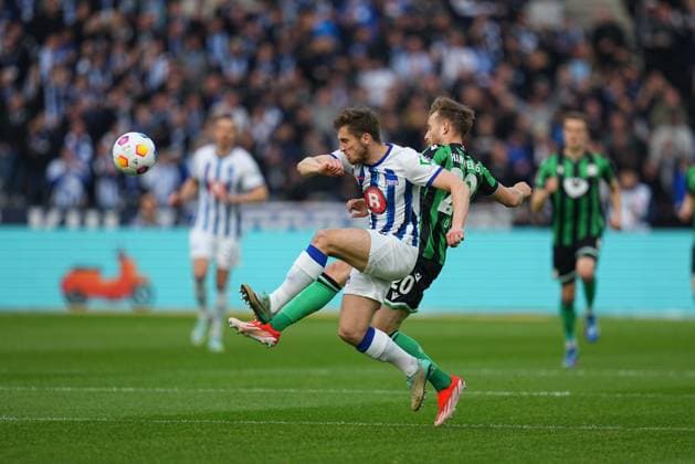 Jonjoe Kenny (Hertha Berlin) and Jannik Dehm (Hannover 96) kämpfen um den ball, 2. Bundesliga, Hertha BSC vs Hannover 96, Olympic Stadium am 26. April 2024 in Berlin, Deutschland. (Foto von Ulrik Pedersen DeFodi Images) Jonjoe Kenny (Hertha Berlin) and Jannik Dehm (Hannover 96) battle for the ball, 2. Bundesliga, Hertha BSC vs Hannover 96, Olympic Stadium on April 26, 2024 in Berlin, Germany. (Photo by Ulrik Pedersen DeFodi Images) DFB DFL REGULATIONS PROHIBIT ANY USE OF PHOTOGRAPHS AS IMAGE SEQUENCES AND OR QUASI-VIDEO. Defodi-659_183725+01000433