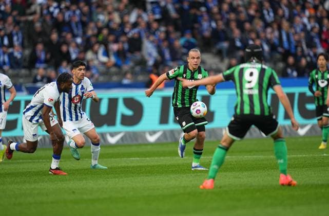 Lars Gindorf (Hannover 96) kontrolliert den ball, 2. Bundesliga, Hertha BSC vs Hannover 96, Olympic Stadium am 26. April 2024 in Berlin, Deutschland. (Foto von Ulrik Pedersen DeFodi Images) Lars Gindorf (Hannover 96) controls the ball, 2. Bundesliga, Hertha BSC vs Hannover 96, Olympic Stadium on April 26, 2024 in Berlin, Germany. (Photo by Ulrik Pedersen DeFodi Images) DFB DFL REGULATIONS PROHIBIT ANY USE OF PHOTOGRAPHS AS IMAGE SEQUENCES AND OR QUASI-VIDEO. Defodi-659_183729+01000865
