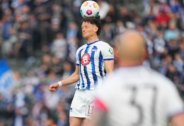 Fabian Reese (Hertha Berlin) Köpfe, 2. Bundesliga, Hertha BSC vs Hannover 96, Olympic Stadium am 26. April 2024 in Berlin, Deutschland. (Foto von Ulrik Pedersen DeFodi Images) Fabian Reese (Hertha Berlin) heads, 2. Bundesliga, Hertha BSC vs Hannover 96, Olympic Stadium on April 26, 2024 in Berlin, Germany. (Photo by Ulrik Pedersen DeFodi Images) DFB DFL REGULATIONS PROHIBIT ANY USE OF PHOTOGRAPHS AS IMAGE SEQUENCES AND OR QUASI-VIDEO. Defodi-659_183834+01000491