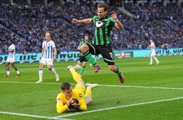 Tjark Ernst (Hertha Berlin) and Louis Schaub (Hannover 96) kämpfen um den ball, 2. Bundesliga, Hertha BSC vs Hannover 96, Olympic Stadium am 26. April 2024 in Berlin, Deutschland. (Foto von Ulrik Pedersen DeFodi Images) Tjark Ernst (Hertha Berlin) and Louis Schaub (Hannover 96) battle for the ball, 2. Bundesliga, Hertha BSC vs Hannover 96, Olympic Stadium on April 26, 2024 in Berlin, Germany. (Photo by Ulrik Pedersen DeFodi Images) DFB DFL REGULATIONS PROHIBIT ANY USE OF PHOTOGRAPHS AS IMAGE SEQUENCES AND OR QUASI-VIDEO. Defodi-659_184022+01000163
