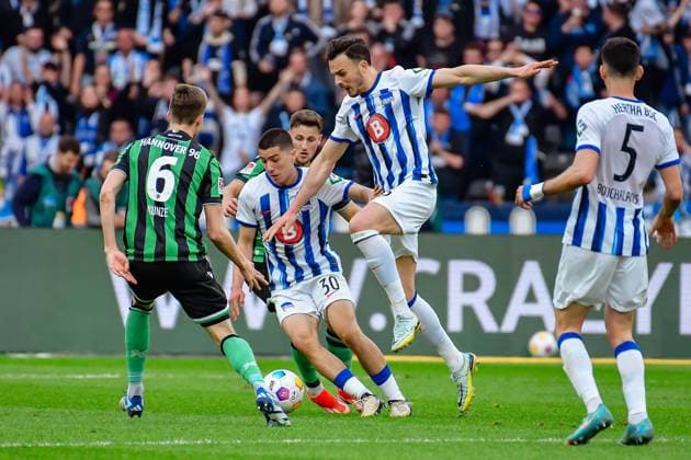 Fussball 2. Bundesliga, Hertha BSC - Hannover 96 26.04.2024,xdanx,Fussball 2. Bundesliga, Hertha BSC - Hannover 96, v.l. Fabian Kunze (Hannover 96 6),Ibrahim Maza (Hertha BSC 30),Haris Tabakovic (Hertha BSC 25),Andreas Bouchalakis (Hertha BSC 5),Zweikampf, Duell, Kampf, tackle (DFL DFB REGULATIONS PROHIBIT ANY USE OF PHOTOGRAPHS as IMAGE SEQUENCES and or QUASI-VIDEO) Foto: Daniel Lakomski Berlin Olympiastadion Berlin Berlin Deutschland (DE)