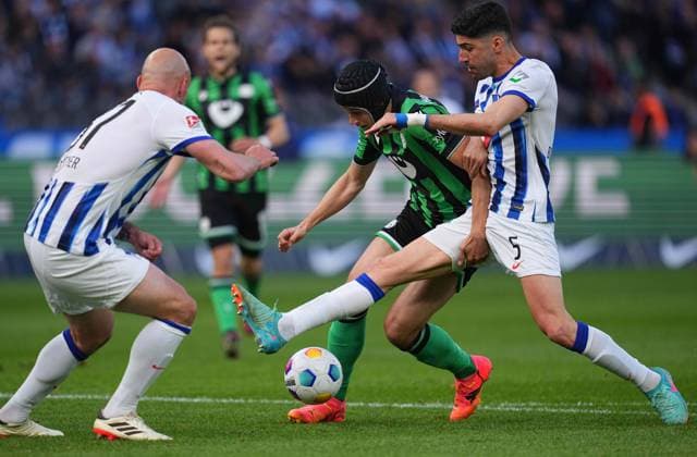 Andreas Bouchalakis (Hertha Berlin) and NicolÃ² Tresoldi (Hannover 96) kämpfen um den ball, 2. Bundesliga, Hertha BSC vs Hannover 96, Olympic Stadium am 26. April 2024 in Berlin, Deutschland. (Foto von Ulrik Pedersen DeFodi Images) Andreas Bouchalakis (Hertha Berlin) and NicolÃ² Tresoldi (Hannover 96) battle for the ball, 2. Bundesliga, Hertha BSC vs Hannover 96, Olympic Stadium on April 26, 2024 in Berlin, Germany. (Photo by Ulrik Pedersen DeFodi Images) DFB DFL REGULATIONS PROHIBIT ANY USE OF PHOTOGRAPHS AS IMAGE SEQUENCES AND OR QUASI-VIDEO. Defodi-659_184815+01000202