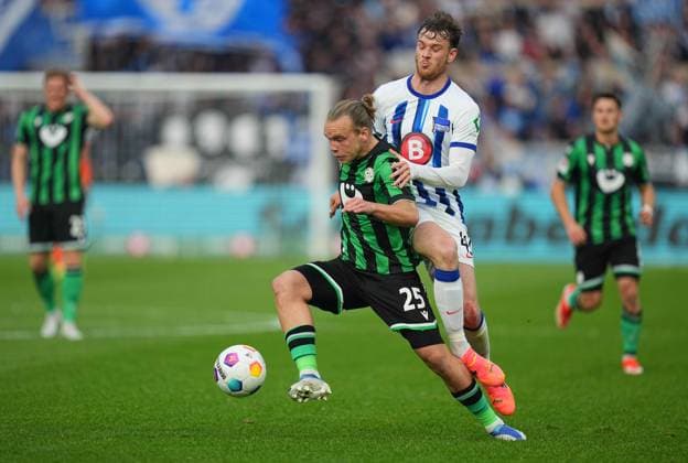 Lars Gindorf (Hannover 96) kontrolliert den ball, 2. Bundesliga, Hertha BSC vs Hannover 96, Olympic Stadium am 26. April 2024 in Berlin, Deutschland. (Foto von Ulrik Pedersen DeFodi Images) Lars Gindorf (Hannover 96) controls the ball, 2. Bundesliga, Hertha BSC vs Hannover 96, Olympic Stadium on April 26, 2024 in Berlin, Germany. (Photo by Ulrik Pedersen DeFodi Images) DFB DFL REGULATIONS PROHIBIT ANY USE OF PHOTOGRAPHS AS IMAGE SEQUENCES AND OR QUASI-VIDEO. Defodi-659_190410+01000533