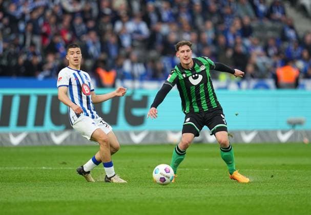 Ibrahim Maza (Hertha Berlin) and Phil Neumann (Hannover 96) kämpfen um den ball, 2. Bundesliga, Hertha BSC vs Hannover 96, Olympic Stadium am 26. April 2024 in Berlin, Deutschland. (Foto von Ulrik Pedersen DeFodi Images) Ibrahim Maza (Hertha Berlin) and Phil Neumann (Hannover 96) battle for the ball, 2. Bundesliga, Hertha BSC vs Hannover 96, Olympic Stadium on April 26, 2024 in Berlin, Germany. (Photo by Ulrik Pedersen DeFodi Images) DFB DFL REGULATIONS PROHIBIT ANY USE OF PHOTOGRAPHS AS IMAGE SEQUENCES AND OR QUASI-VIDEO. Defodi-659_191023+01000044
