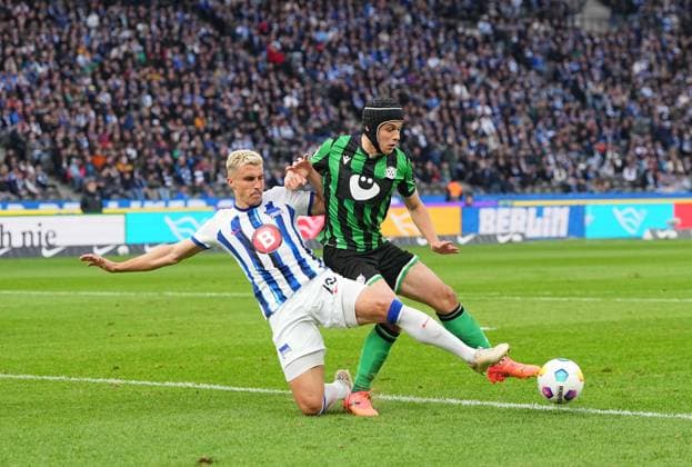Marc Oliver Kempf (Hertha Berlin) and NicolÃ² Tresoldi (Hannover 96) kämpfen um den ball, 2. Bundesliga, Hertha BSC vs Hannover 96, Olympic Stadium am 26. April 2024 in Berlin, Deutschland. (Foto von Ulrik Pedersen DeFodi Images) Marc Oliver Kempf (Hertha Berlin) and NicolÃ² Tresoldi (Hannover 96) battle for the ball, 2. Bundesliga, Hertha BSC vs Hannover 96, Olympic Stadium on April 26, 2024 in Berlin, Germany. (Photo by Ulrik Pedersen DeFodi Images) DFB DFL REGULATIONS PROHIBIT ANY USE OF PHOTOGRAPHS AS IMAGE SEQUENCES AND OR QUASI-VIDEO. Defodi-659_191120+01000307