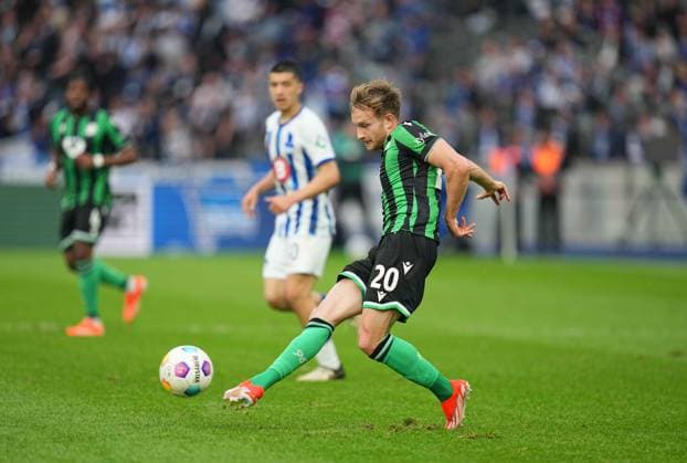 Jannik Dehm (Hannover 96) kontrolliert den ball, 2. Bundesliga, Hertha BSC vs Hannover 96, Olympic Stadium am 26. April 2024 in Berlin, Deutschland. (Foto von Ulrik Pedersen DeFodi Images) Jannik Dehm (Hannover 96) controls the ball, 2. Bundesliga, Hertha BSC vs Hannover 96, Olympic Stadium on April 26, 2024 in Berlin, Germany. (Photo by Ulrik Pedersen DeFodi Images) DFB DFL REGULATIONS PROHIBIT ANY USE OF PHOTOGRAPHS AS IMAGE SEQUENCES AND OR QUASI-VIDEO. Defodi-659_191524+01000938