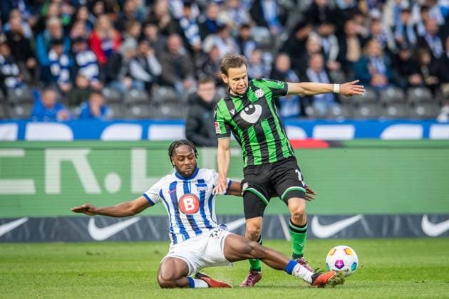 2. Fußball Bundesliga, Hertha BSC vs Hannover 96; Berlin, 26.04.2024 Deyovaisio Zeefuik (Hertha BSC, 34), Louis Schaub (Hannover 96, 11) 2. Fußball Bundesliga, Hertha BSC vs Hannover 96, Olympiastadion, Berlin, 26.04.2024 DFL REGULATIONS PROHIBIT ANY USE OF PHOTOGRAPHS AS IMAGE SEQUENCES AND OR QUASI-VIDEO.