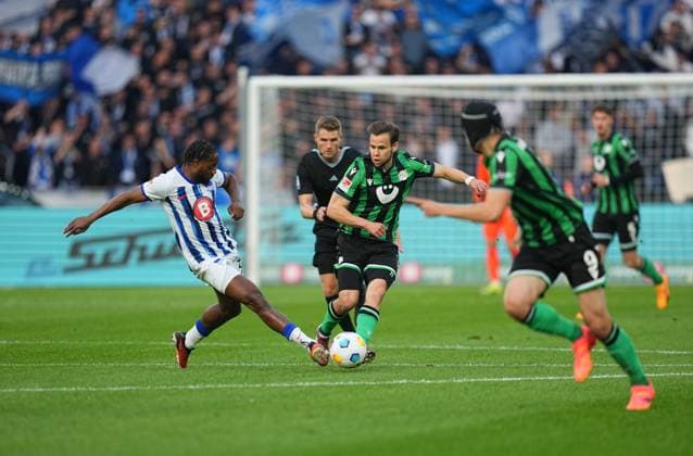 Deyovaisio Zeefuik (Hertha Berlin) and Max Christiansen (Hannover 96) kämpfen um den ball, 2. Bundesliga, Hertha BSC vs Hannover 96, Olympic Stadium am 26. April 2024 in Berlin, Deutschland. (Foto von Ulrik Pedersen DeFodi Images) Deyovaisio Zeefuik (Hertha Berlin) and Max Christiansen (Hannover 96) battle for the ball, 2. Bundesliga, Hertha BSC vs Hannover 96, Olympic Stadium on April 26, 2024 in Berlin, Germany. (Photo by Ulrik Pedersen DeFodi Images) DFB DFL REGULATIONS PROHIBIT ANY USE OF PHOTOGRAPHS AS IMAGE SEQUENCES AND OR QUASI-VIDEO. Defodi-659_184618+01000474