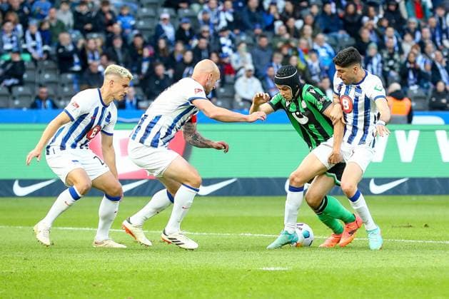 26.04.2024, xtgx, Fussball - 2.Bundesliga, Hertha BSC Berlin - Hannover 96 emspor, v.l. Marc Oliver Kempf (Hertha, 20), Toni Leistner (Hertha, 37), Nicolo Tresoldi (Hannover, 9), Filip Uremovic (Hertha, 5) Zweikampf, Duell, Kampf, tackle (DFL DFB REGULATIONS PROHIBIT ANY USE OF PHOTOGRAPHS as IMAGE SEQUENCES and or QUASI-VIDEO) Berlin