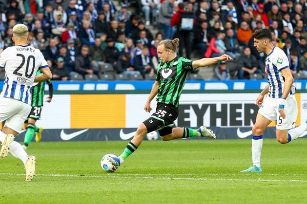 26.04.2024, xtgx, Fussball - 2.Bundesliga, Hertha BSC Berlin - Hannover 96 emspor, v.l. Lars Timo Gindorf (Hannover, 25) am Ball, plays the ball (DFL DFB REGULATIONS PROHIBIT ANY USE OF PHOTOGRAPHS as IMAGE SEQUENCES and or QUASI-VIDEO) Berlin