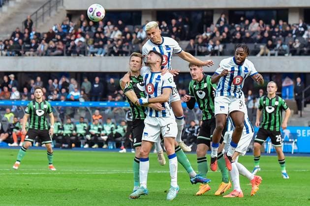 Fussball 2. Bundesliga, Hertha BSC - Hannover 96 26.04.2024,xdanx,Fussball 2. Bundesliga, Hertha BSC - Hannover 96, v.l. Fabian Kunze (Hannover 96 6),Marc Oliver Kempf (Hertha BSC 20),Andreas Bouchalakis (Hertha BSC 5),Phil Neumann (Hannover 96 5),Deyovaisio Zeefuik (Hertha BSC 34),Strafraum Szene,Zweikampf, Duell, Kampf, tackle (DFL DFB REGULATIONS PROHIBIT ANY USE OF PHOTOGRAPHS as IMAGE SEQUENCES and or QUASI-VIDEO) Foto: Daniel Lakomski Berlin Olympiastadion Berlin Berlin Deutschland (DE)