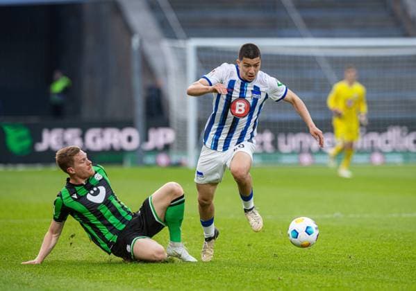 Fussball, Herren, Saison 2023 2024, 2. Bundesliga (31. Spieltag), Hertha BSC - Hannover 96, v.l. Marcel Halstenberg (Hannover 96), Ibrahim Maza (Hertha BSC), 26.04. 2024,