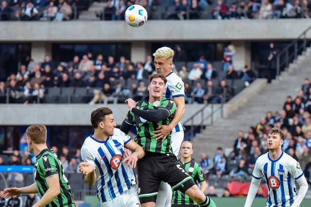 Fussball 2. Bundesliga, Hertha BSC - Hannover 96 26.04.2024,xdanx,Fussball 2. Bundesliga, Hertha BSC - Hannover 96, v.l. Haris Tabakovic (Hertha BSC 25),Phil Neumann (Hannover 96 5),Marc Oliver Kempf (Hertha BSC 20),zum Kopfball,Zweikampf, Duell, Kampf, tackle (DFL DFB REGULATIONS PROHIBIT ANY USE OF PHOTOGRAPHS as IMAGE SEQUENCES and or QUASI-VIDEO) Foto: Daniel Lakomski Berlin Olympiastadion Berlin Berlin Deutschland (DE)