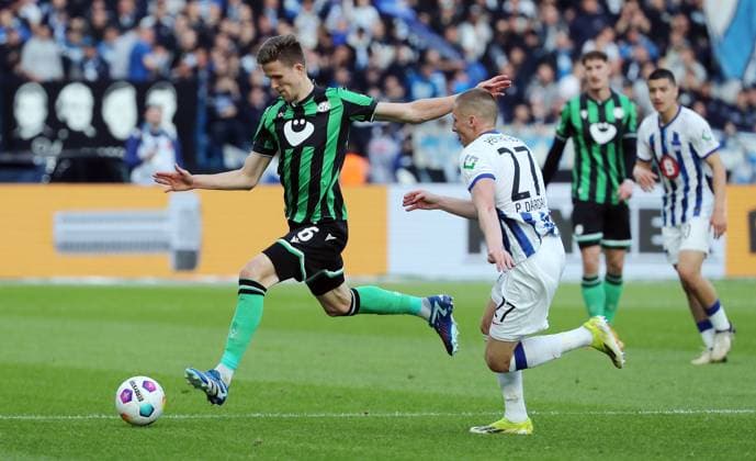Fabian Kunze im Zweikampf mit Palko Dardai Fußball Fussball DFL 2.Bundesliga Herren 31.Spieltag Saison 2023 2024 26.04.2024 Hertha BSC Berlin vs. Hannover 96 DFL regulations prohibit any use of photographs as image sequences and or quasi-video