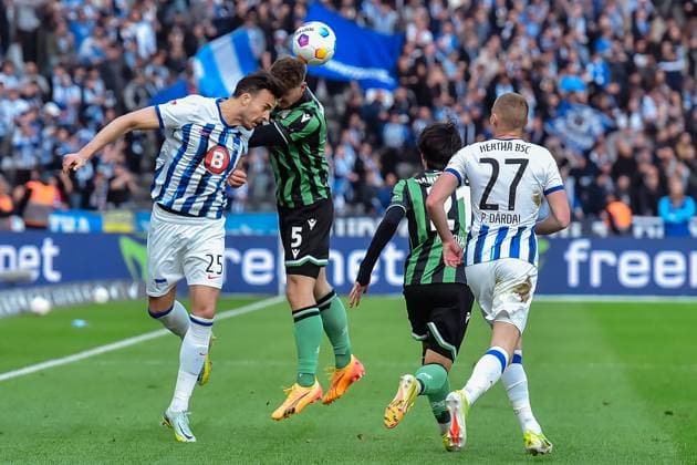 Fussball 2. Bundesliga, Hertha BSC - Hannover 96 26.04.2024,xdanx,Fussball 2. Bundesliga, Hertha BSC - Hannover 96, v.l. Haris Tabakovic (Hertha BSC 25),Phil Neumann (Hannover 96 5),Sei Muroya (Hannover 96 21),Palko Dardai (Hertha BSC 27),Zweikampf, Duell, Kampf, tackle,zum Kopfball (DFL DFB REGULATIONS PROHIBIT ANY USE OF PHOTOGRAPHS as IMAGE SEQUENCES and or QUASI-VIDEO) Foto: Daniel Lakomski Berlin Olympiastadion Berlin Berlin Deutschland (DE)