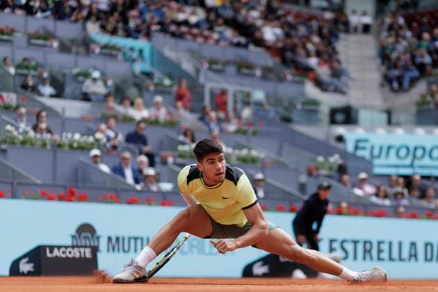 Sport Bilder des Tages MADRID, SPAIN - APRIL 26:Carlos Alcaraz returns the ball against Alexander Shevchenko during their match on Day 5 of the Mutua Madrid Open at Caja Magica Stadium in Madrid. ONLYxEDITORIALxUSAGE  (251342189)