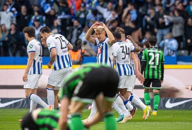 Fussball, Herren, Saison 2023 2024, 2. Bundesliga (31. Spieltag), Hertha BSC - Hannover 96, v.l. Fabian Reese (Hertha BSC), Haris Tabakovic (Hertha BSC), Marc Oliver Kempf (Hertha BSC), Jubel nach Tor zum 1:0, 26.04. 2024,