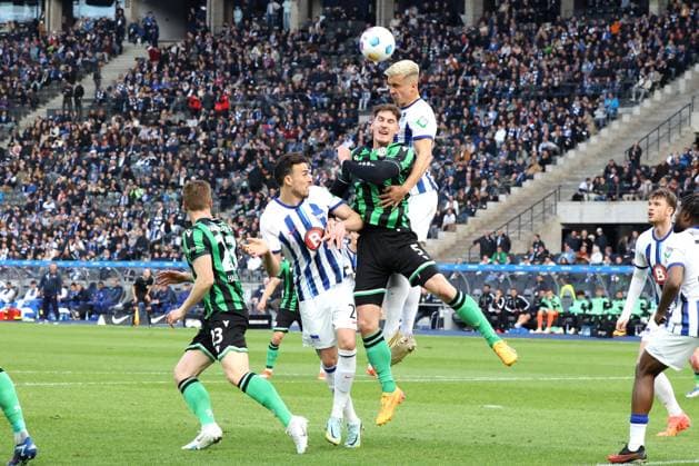 DEU, DFL, 2. FBL, Hertha BSC vs. Hannover 96, 26.04.2024, Berliner Olympiastadion, Berlin, DEU, DFL, 2. FBL, Hertha BSC vs. Hannover 96, im Bild Marc-Oliver Kempf (Hertha BSC Berlin 20), Haris Tabakovic (Hertha BSC Berlin 25), Phil Neumann (Hannover 96 5) , Marcel Halstenberg (Hannover 96 23) DFL - regulations prohibit any use of Photographs as image sequences and or quasi-video Foto: Juergen Engler nordphoto GmbH