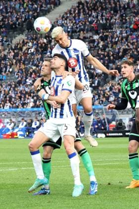 DEU, DFL, 2. FBL, Hertha BSC vs. Hannover 96, 26.04.2024, Berliner Olympiastadion, Berlin, DEU, DFL, 2. FBL, Hertha BSC vs. Hannover 96, im Bild Marc-Oliver Kempf (Hertha BSC Berlin 20), Andreas Bouchalakis (Hertha BSC Berlin 5), Fabian Kunze (Hannover 96 6) DFL - regulations prohibit any use of Photographs as image sequences and or quasi-video Foto: Juergen Engler nordphoto GmbH