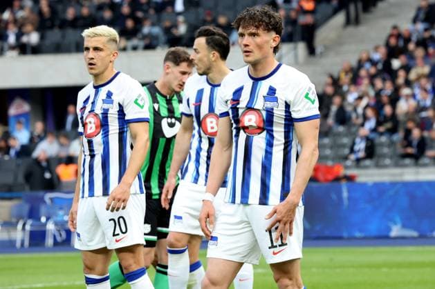 DEU, DFL, 2. FBL, Hertha BSC vs. Hannover 96, 26.04.2024, Berliner Olympiastadion, Berlin, DEU, DFL, 2. FBL, Hertha BSC vs. Hannover 96, im Bild Hertha-Spielerkreis, Fabian Reese (Hertha BSC Berlin 11), Marc-Oliver Kempf (Hertha BSC Berlin 20), Haris Tabakovic (Hertha BSC Berlin 25) DFL - regulations prohibit any use of Photographs as image sequences and or quasi-video Foto: Juergen Engler nordphoto GmbH