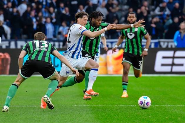 Fussball 2. Bundesliga, Hertha BSC - Hannover 96 26.04.2024,xdanx,Fussball 2. Bundesliga, Hertha BSC - Hannover 96, v.l. Max Christiansen (Hannover 96 13),Fabian Reese (Hertha BSC 11),Bright Arrey-Mbi (Hannover 96 4),Zweikampf, Duell, Kampf, tackle (DFL DFB REGULATIONS PROHIBIT ANY USE OF PHOTOGRAPHS as IMAGE SEQUENCES and or QUASI-VIDEO) Foto: Daniel Lakomski Berlin Olympiastadion Berlin Berlin Deutschland (DE)