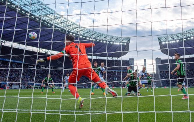 Fussball, Herren, Saison 2023 2024, 2. Bundesliga (31. Spieltag), Hertha BSC - Hannover 96, Marc Oliver Kempf (Hertha BSC) erzielt das Tor zum 1:0 gegen Torhüter Ron-Robert Zieler (Hannover 96), 26.04. 2024,