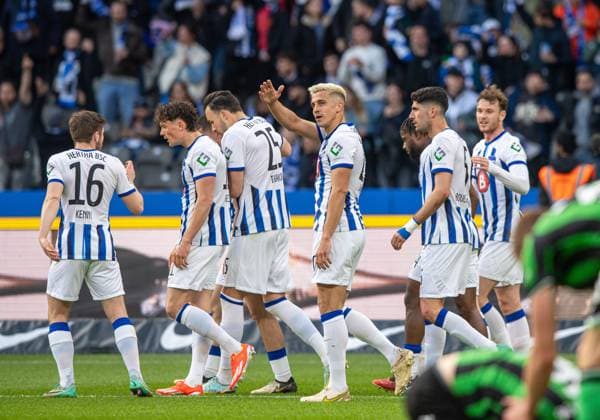 Fussball, Herren, Saison 2023 2024, 2. Bundesliga (31. Spieltag), Hertha BSC - Hannover 96, v.l. Jonjoe Kenny (Hertha BSC), Fabian Reese (Hertha BSC), Haris Tabakovic (Hertha BSC), Marc Oliver Kempf (Hertha BSC), Andreas Bouchalakis (Hertha BSC), Pascal Klemens (Hertha BSC), Jubel nach Tor zum 1:0, 26.04. 2024,