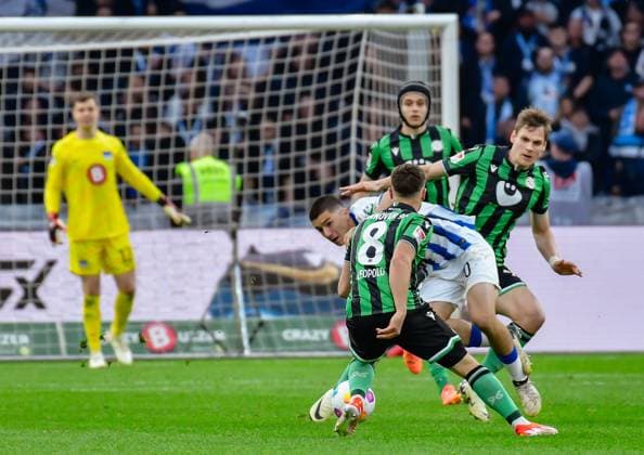 Fussball 2. Bundesliga, Hertha BSC - Hannover 96 26.04.2024,xdanx,Fussball 2. Bundesliga, Hertha BSC - Hannover 96, v.l. Enzo Leopold (Hannover 96 8),Ibrahim Maza (Hertha BSC 30),Zweikampf, Duell, Kampf, tackle (DFL DFB REGULATIONS PROHIBIT ANY USE OF PHOTOGRAPHS as IMAGE SEQUENCES and or QUASI-VIDEO) Foto: Daniel Lakomski Berlin Olympiastadion Berlin Berlin Deutschland (DE)
