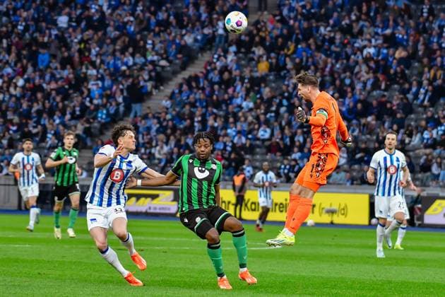 Fussball 2. Bundesliga, Hertha BSC - Hannover 96 26.04.2024,xdanx,Fussball 2. Bundesliga, Hertha BSC - Hannover 96, v.l. Fabian Reese (Hertha BSC 11),Bright Arrey-Mbi (Hannover 96 4),Ron-Robert Zieler (Hannover 96 1),Zweikampf, Duell, Kampf, tackle.zum Kopfball (DFL DFB REGULATIONS PROHIBIT ANY USE OF PHOTOGRAPHS as IMAGE SEQUENCES and or QUASI-VIDEO) Foto: Daniel Lakomski Berlin Olympiastadion Berlin Berlin Deutschland (DE)