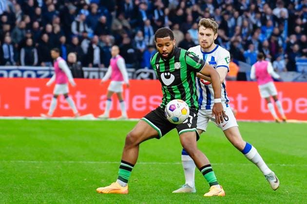 Fussball 2. Bundesliga, Hertha BSC - Hannover 96 26.04.2024,xdanx,Fussball 2. Bundesliga, Hertha BSC - Hannover 96, v.l. Brooklyn Ezeh (Hannover 96 37),Jonjoe Kenny (Hertha BSC 16),Zweikampf, Duell, Kampf, tackle (DFL DFB REGULATIONS PROHIBIT ANY USE OF PHOTOGRAPHS as IMAGE SEQUENCES and or QUASI-VIDEO) Foto: Daniel Lakomski Berlin Olympiastadion Berlin Berlin Deutschland (DE)