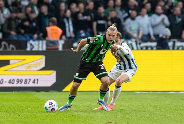 Fussball, Herren, Saison 2023 2024, 2. Bundesliga (31. Spieltag), Hertha BSC - Hannover 96, v.l. Lars Gindorf (Hannover 96), Pascal Klemens (Hertha BSC), 26.04. 2024,