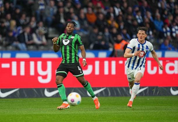 Bright Arrey-Mbi (Hannover 96) kontrolliert den ball, 2. Bundesliga, Hertha BSC vs Hannover 96, Olympic Stadium am 26. April 2024 in Berlin, Deutschland. (Foto von Ulrik Pedersen DeFodi Images) Bright Arrey-Mbi (Hannover 96) controls the ball, 2. Bundesliga, Hertha BSC vs Hannover 96, Olympic Stadium on April 26, 2024 in Berlin, Germany. (Photo by Ulrik Pedersen DeFodi Images) DFB DFL REGULATIONS PROHIBIT ANY USE OF PHOTOGRAPHS AS IMAGE SEQUENCES AND OR QUASI-VIDEO. Defodi-659_195010+01000800