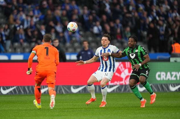 Fabian Reese (Hertha Berlin) and Bright Arrey-Mbi (Hannover 96) kämpfen um den ball, 2. Bundesliga, Hertha BSC vs Hannover 96, Olympic Stadium am 26. April 2024 in Berlin, Deutschland. (Foto von Ulrik Pedersen DeFodi Images) Fabian Reese (Hertha Berlin) and Bright Arrey-Mbi (Hannover 96) battle for the ball, 2. Bundesliga, Hertha BSC vs Hannover 96, Olympic Stadium on April 26, 2024 in Berlin, Germany. (Photo by Ulrik Pedersen DeFodi Images) DFB DFL REGULATIONS PROHIBIT ANY USE OF PHOTOGRAPHS AS IMAGE SEQUENCES AND OR QUASI-VIDEO. Defodi-659_194114+01000977